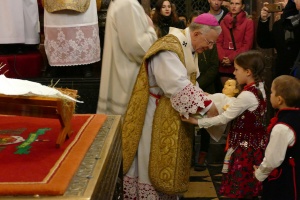 arcybiskup jędraszewski podczas pasterki